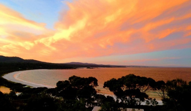 DOLPHIN LOOKOUT COTTAGE - amazing views of the Bay of Fires