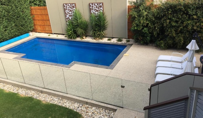 Grand Escape McKenzie - solar heated Pool, WiFi, Netflix, 5 bdrm, 4bthrm