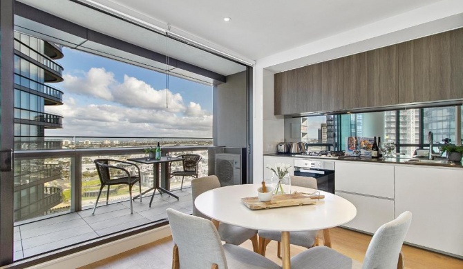 Stylish Waterfront Apartment With Docklands Views