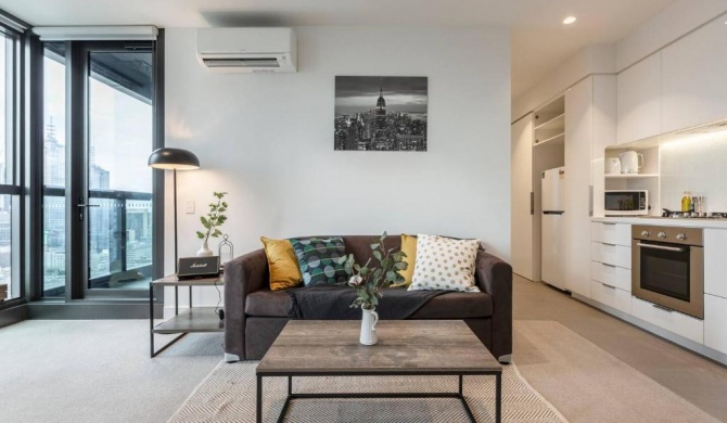 Melbourne CBD 2Bed Room Apartment with FREE Parking, Netflix, Wine & City View within Free Tram Zone