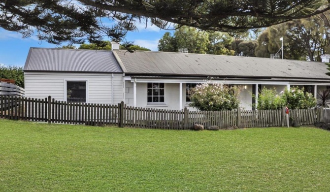 Lyons Cottage - a quaint Whalers Cottage in heart of Port Fairy