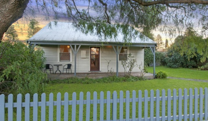 Plovers Rest - central 3 bedroom cottage with small orchard