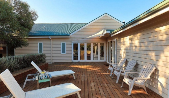 The Beach House - Quintessential Holiday House with open fireplace!