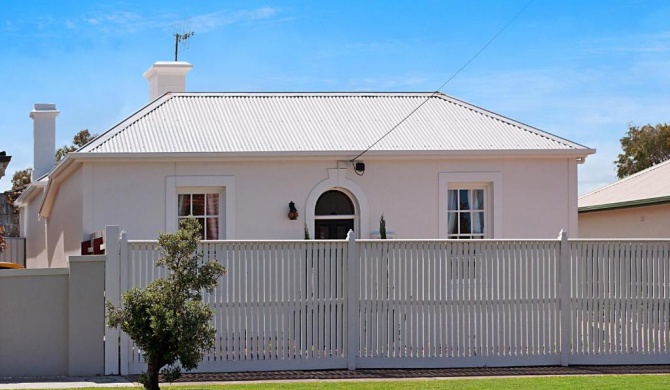 Historic Central Cottage In Warrnambool