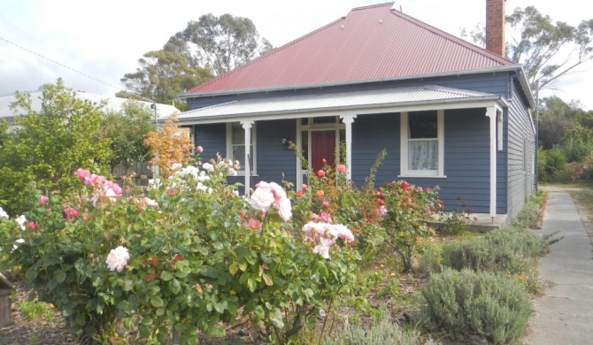 Yarram Cottage: Art and Accommodation