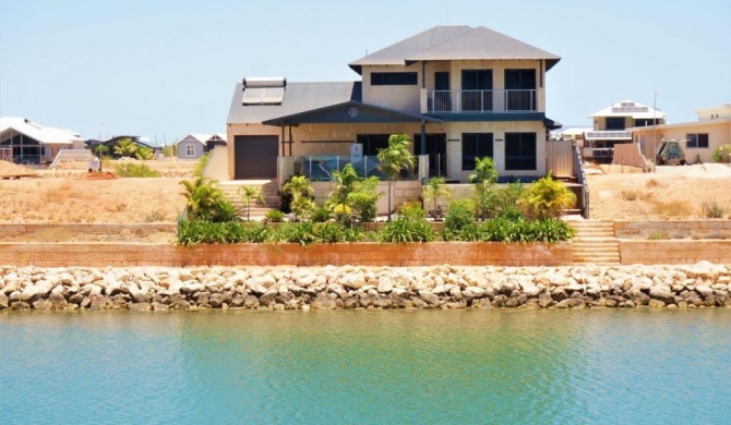 27 Corella Court - Exquisite Marina Home With a Pool and Wi-Fi