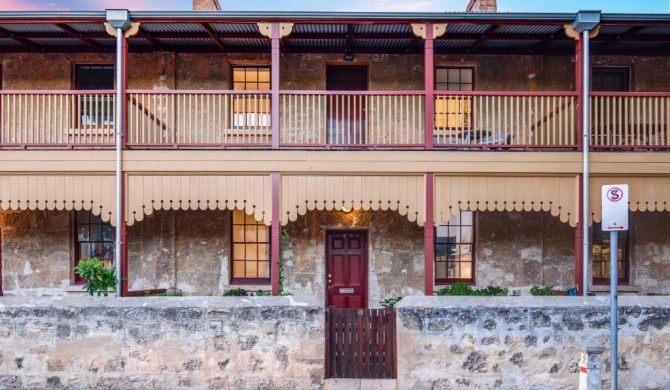 Luxury 1850s Fremantle Home with Free Parking