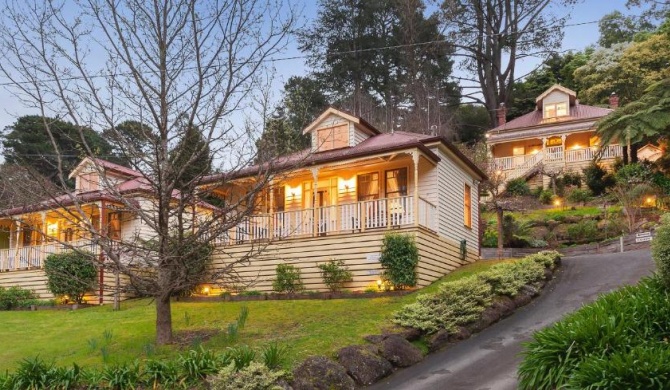 Charnwood Cottages in Warburton