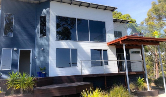 BAY OF FIRES BEACH SHACK ocean views from a modern Beachhouse